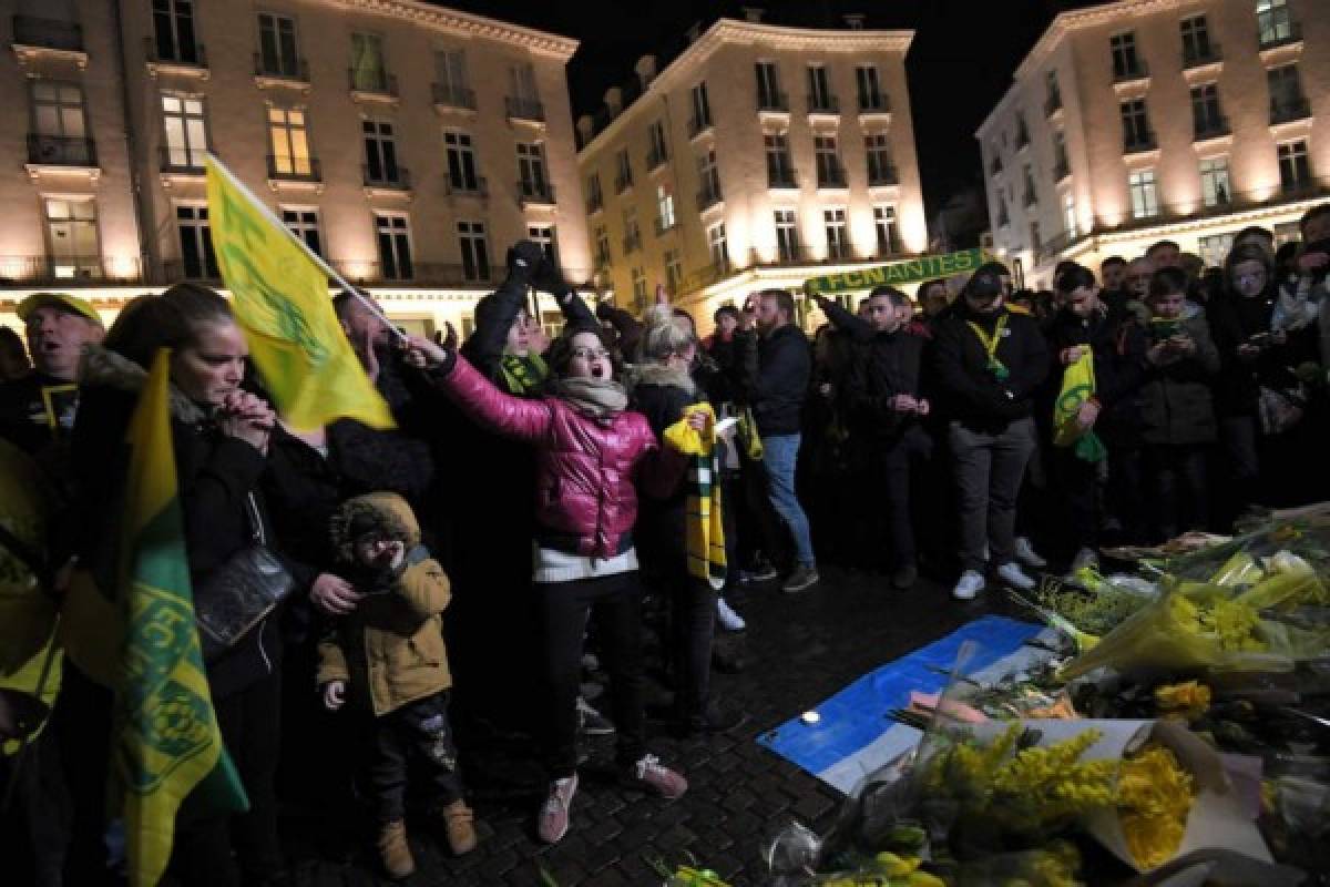 Llanto y oraciones: Conmovedor homenaje a Emiliano Sala por parte de los hinchas del Nantes