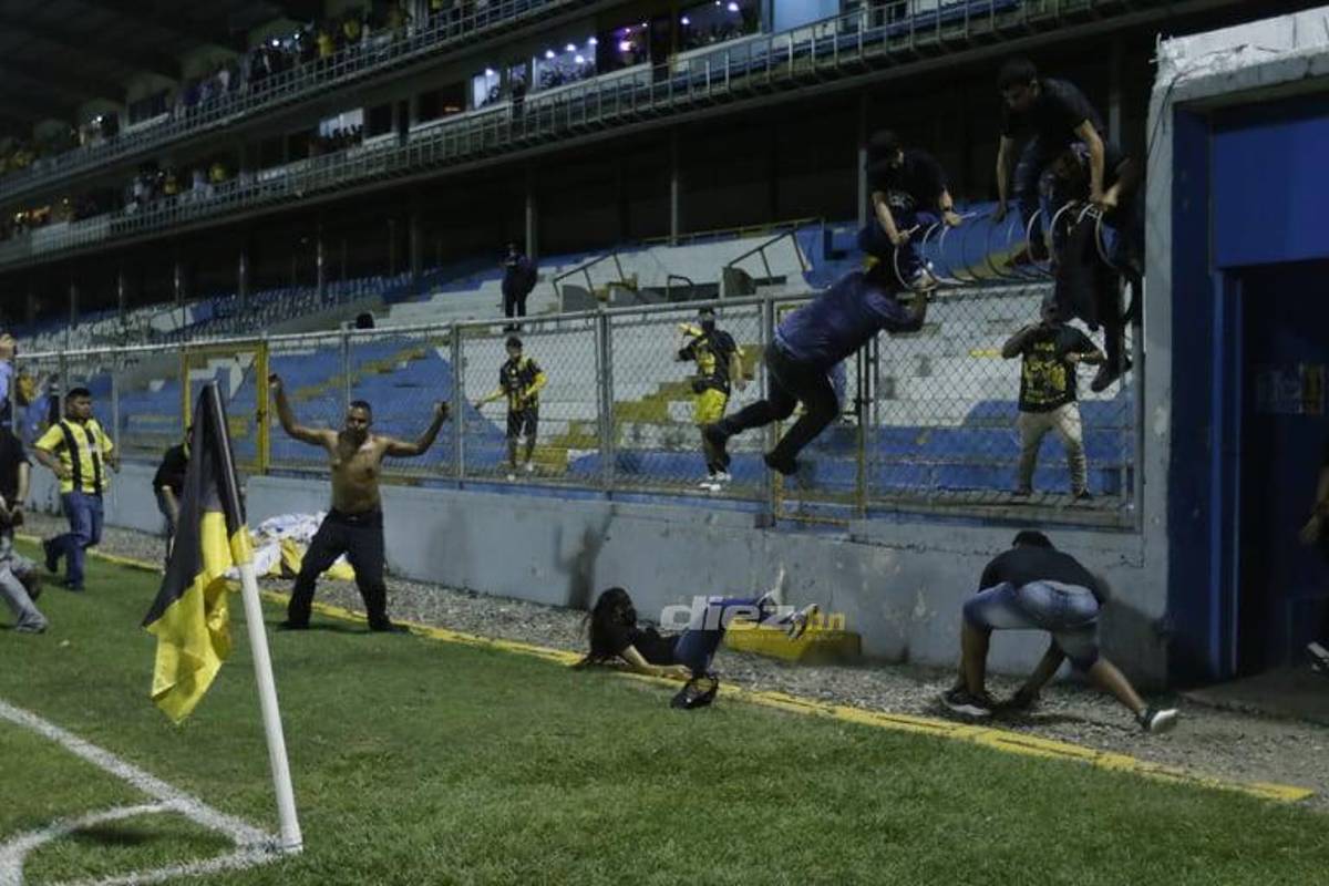 Salvajes: Dramáticas imágenes de aficionados de Real España atacando brutalmente a una mujer en el estadio Morazán