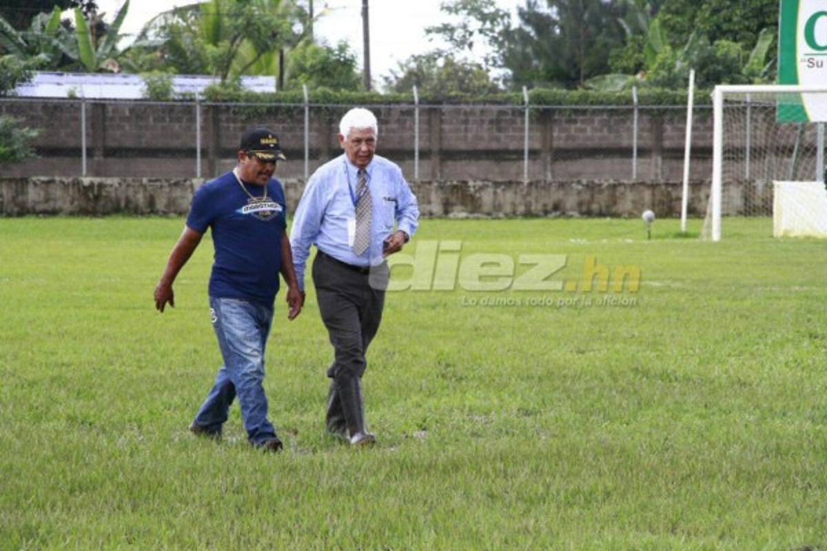 Así de deteriorada luce la cancha del estadio Francisco Martínez de Tocoa
