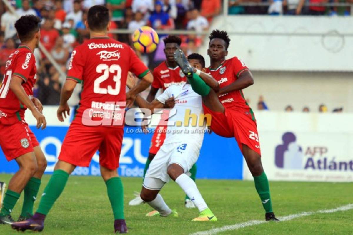 NO VISTE EN TV: Saludo a Vargas, aficionada queda en brasier y niño irrumpe el clásico