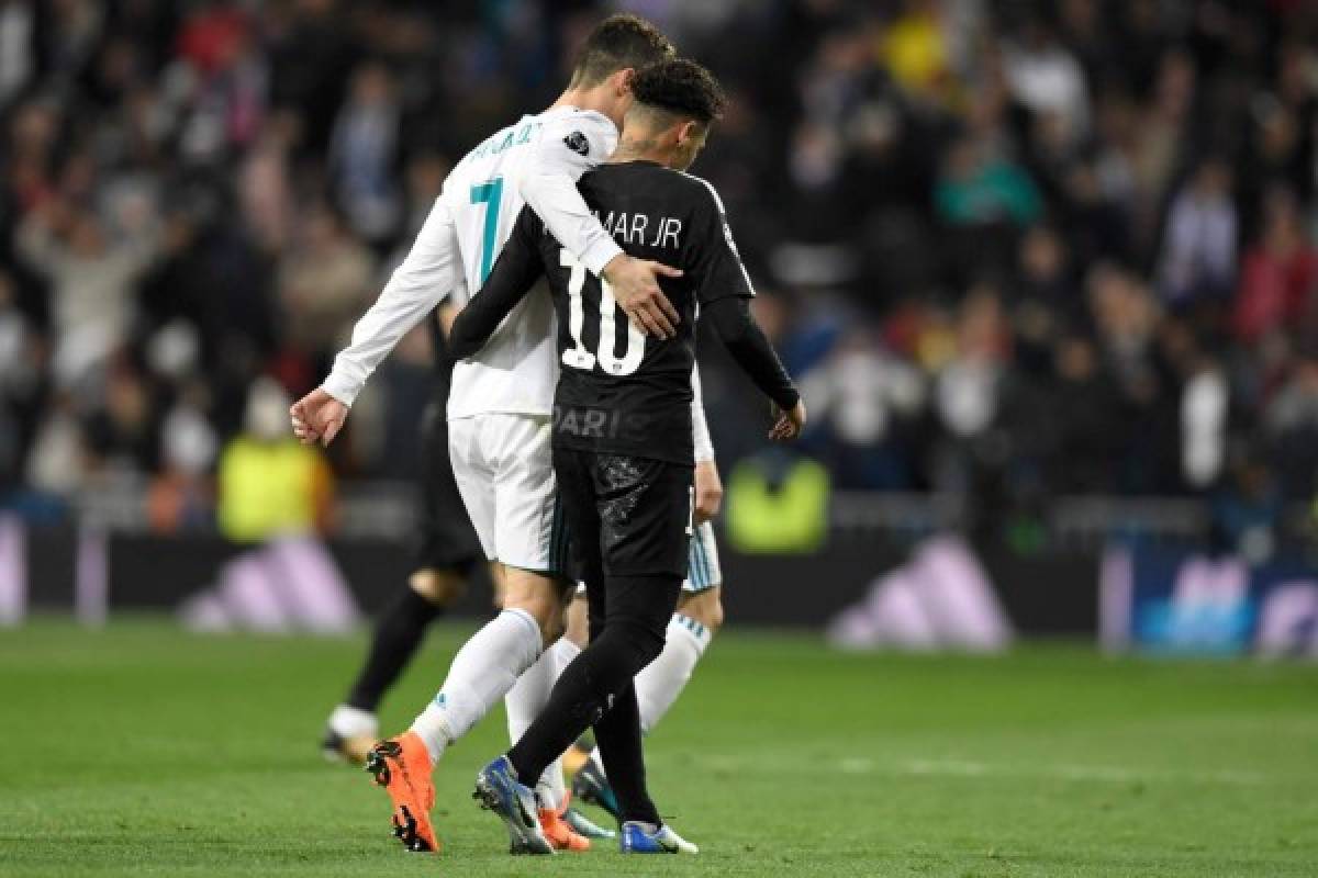 Real Madrid's Portuguese forward Cristiano Ronaldo (L) and Paris Saint-Germain's Brazilian forward Neymar (R) leave the pitch at half-time during the UEFA Champions League round of sixteen first leg football match Real Madrid CF against Paris Saint-Germain (PSG) at the Santiago Bernabeu stadium in Madrid on February 14, 2018. / AFP PHOTO / GABRIEL BOUYS