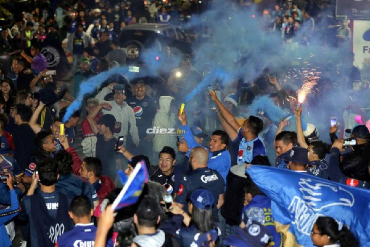 ¡Tegucigalpa se tiñe de azul! Aficionados salen a las calles a festejar la 16 del Motagua