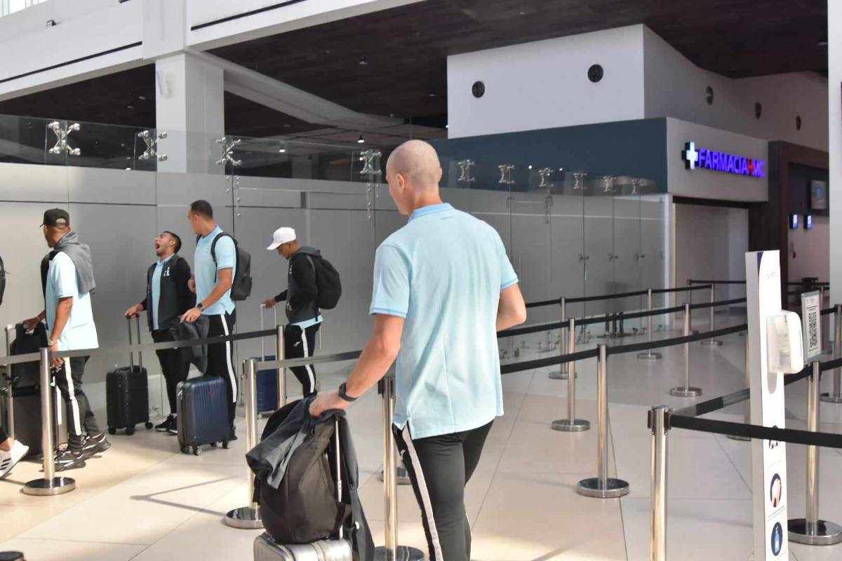 Los dos pelones en la Selección de Honduras tras el debut en las eliminatorias; la Bicolor viajó rumbo a Bermudas