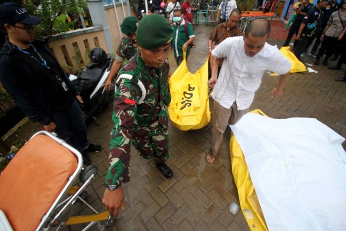 Devastador tsunami en Indonesia causa 222 muertos y más de 843 heridos    