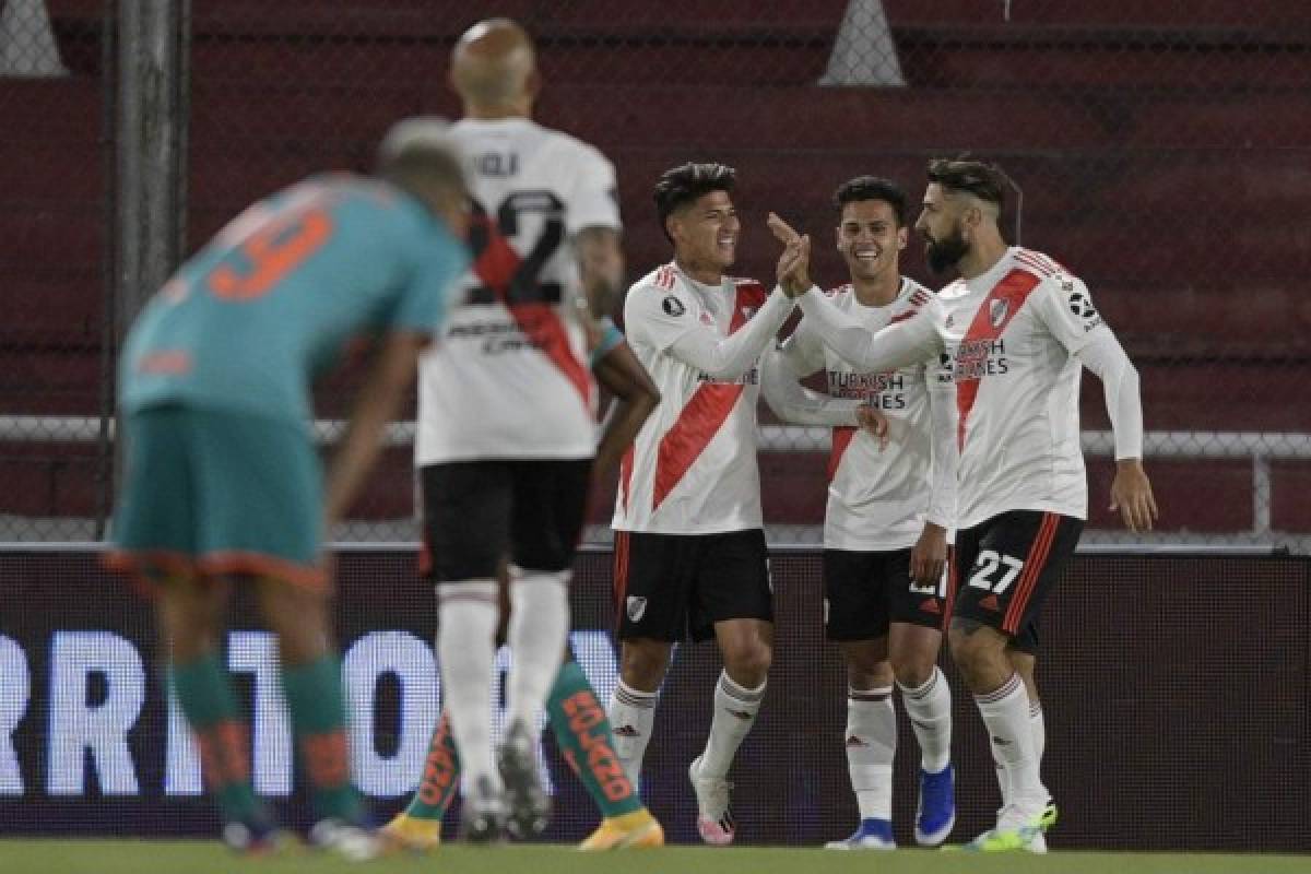 Argentina's River Plate midfielder, Colombian Jorge Carrascal (L) celebrates with teammate forward Lucas Pratto (R) after scoring a goal against Ecuador's Liga de Quito during their closed-door Copa Libertadores group phase football match at the Libertadores de America (Monumental) Stadium in Avellaneda, Buenos Aires, Argentina, on October 20, 2020, amid the COVID-19 novel coronavirus pandemic. (Photo by Juan Mabromata / POOL / AFP)