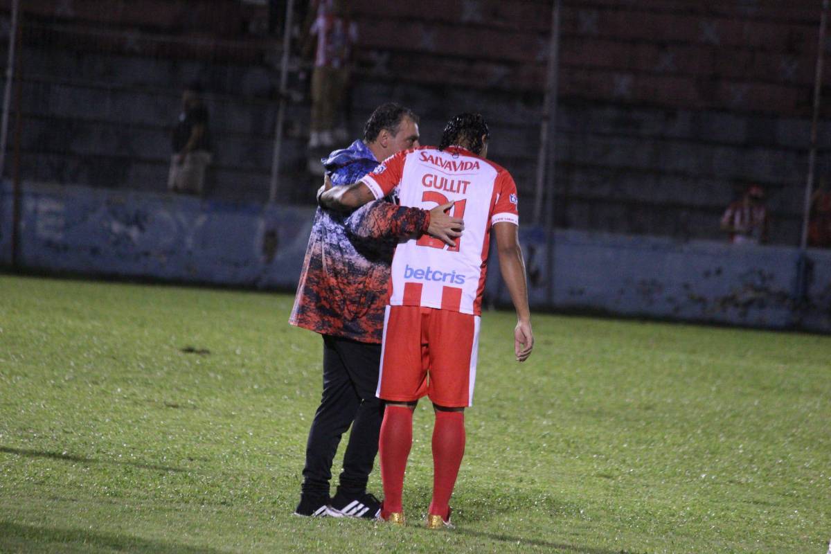 Debut amargo: Así fue el estreno del volante mexicano Carlos Gullit Peña con los colores del Vida