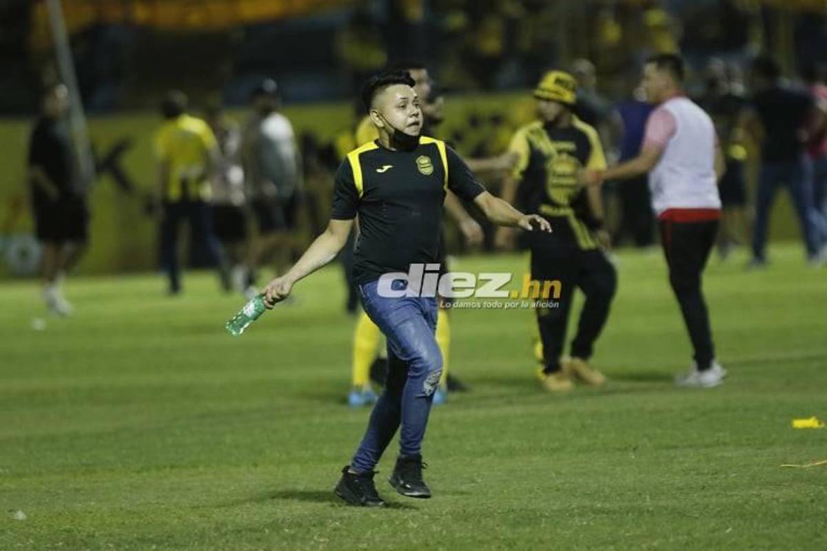Joven cayó de espaldas al suelo: las otras fotos que no viste del zafarrancho del Real España-Marathón ¡varios policías heridos!