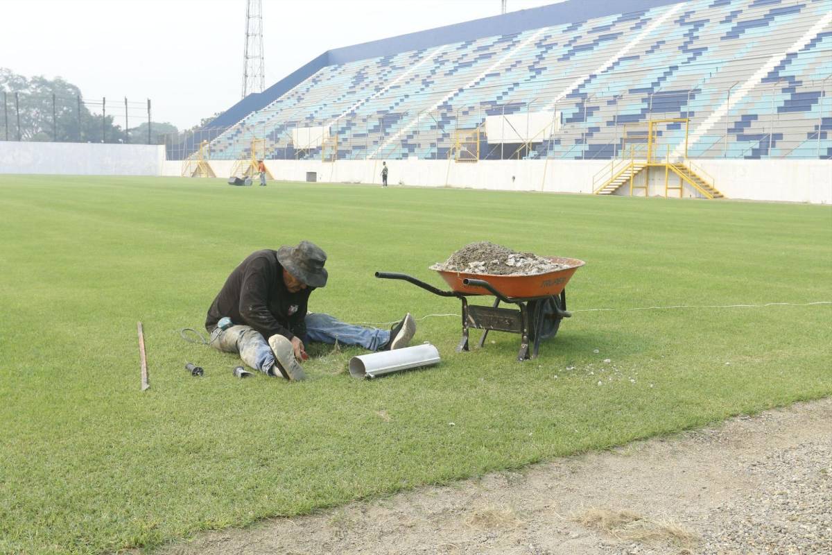 ¡Como mesa de billar! Estadio Morazán luce espectacular nueva grama y comienzan a realizar instalaciones
