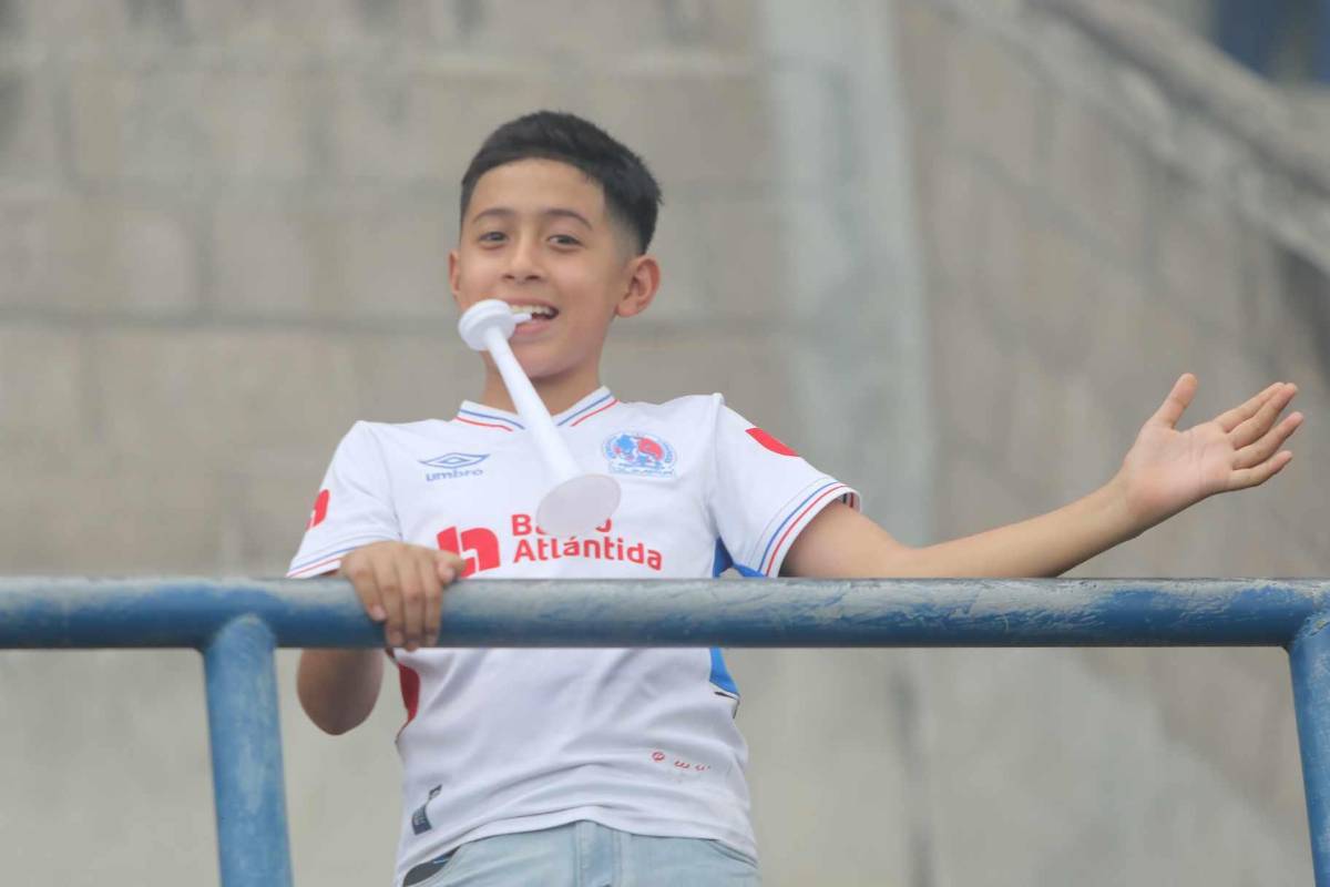 Eduardo Espinel no la pasó bien, sorpresas a la llegada y hasta en paila para ver al Olimpia contra los Lobos de la UPNFM