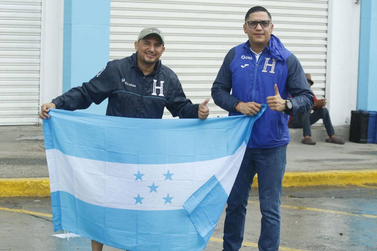 Honduras vs México: ni la lluvia los detiene, aficionados llegan al estadio Morazán, la seguridad es extrema y sigue venta de boletos del mercado negro