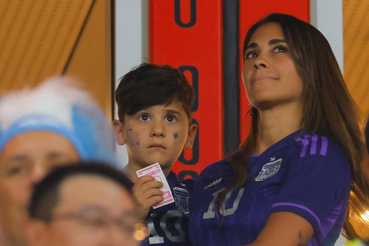 No se vio por TV: Hijos de Messi y sus relajos en el palco, el enojo de Antonela y el amigo de Maradona