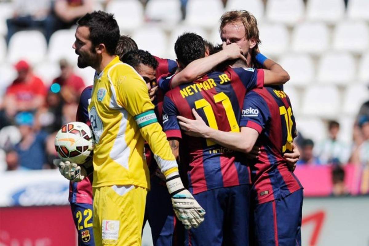 Barcelona demolió por 8 a 0 al Córdoba y se aferra al título .