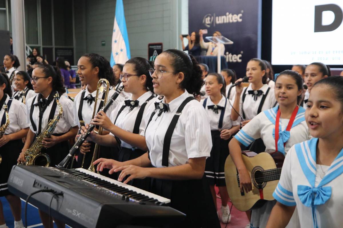 UNITEC vivió una gran fiesta con el lanzamiento de los Juegos de la Juventud; las cheerleading se roboron el show