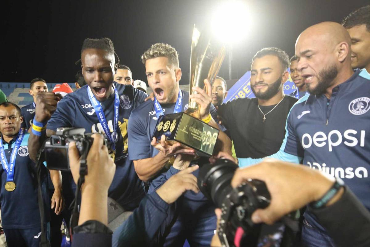 ¡Festejo del campeón! Besos al goleador, Diego Vázquez celebró en el camerino y locura de la plantilla de Motagua con el título