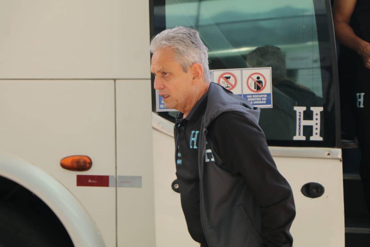 Los dos pelones en la Selección de Honduras tras el debut en las eliminatorias; la Bicolor viajó rumbo a Bermudas
