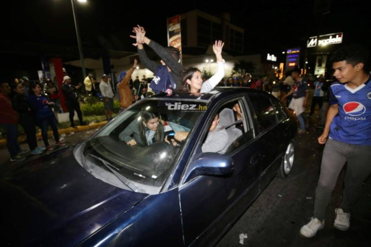 ¡Tegucigalpa se tiñe de azul! Aficionados salen a las calles a festejar la 16 del Motagua