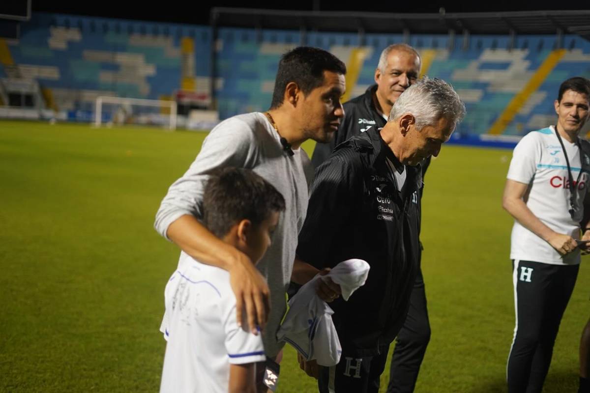 Selección de Honduras recibe visita de lujo previo al partido ante Jamaica por la Liga de Naciones de la Concacaf