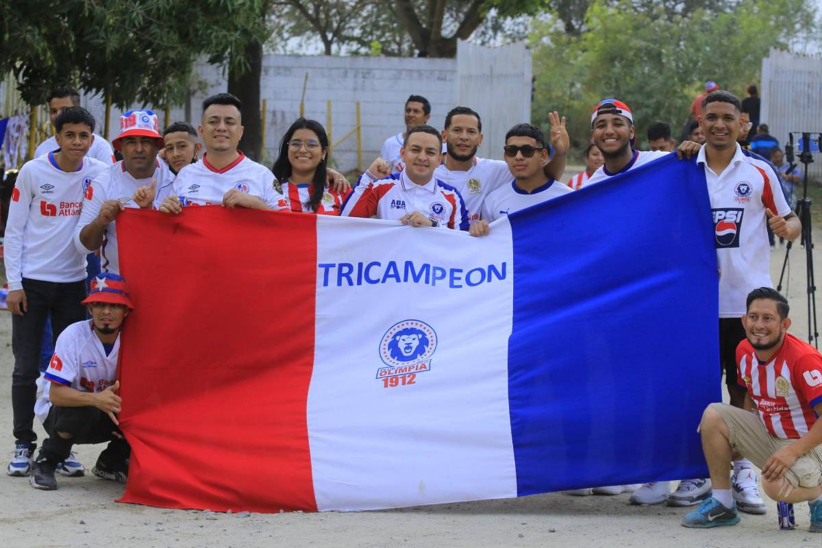 ¡Ambientazo de Champions! Invasión de olimpistas en el Olímpico y el grupo de afición del Atlas que se hace sentir