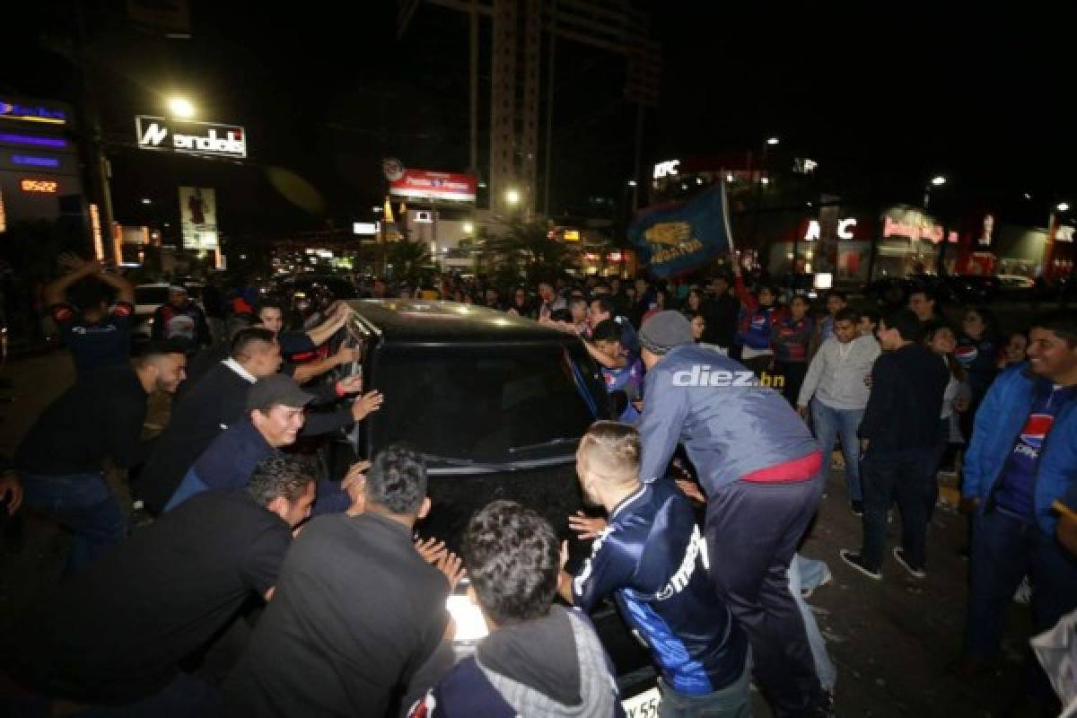 ¡Tegucigalpa se tiñe de azul! Aficionados salen a las calles a festejar la 16 del Motagua