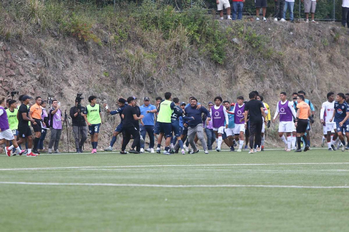 Enfrentamiento a puño limpio: Familiares y jugadores terminan la final de reservas entre Olimpia y Motagua entre golpes