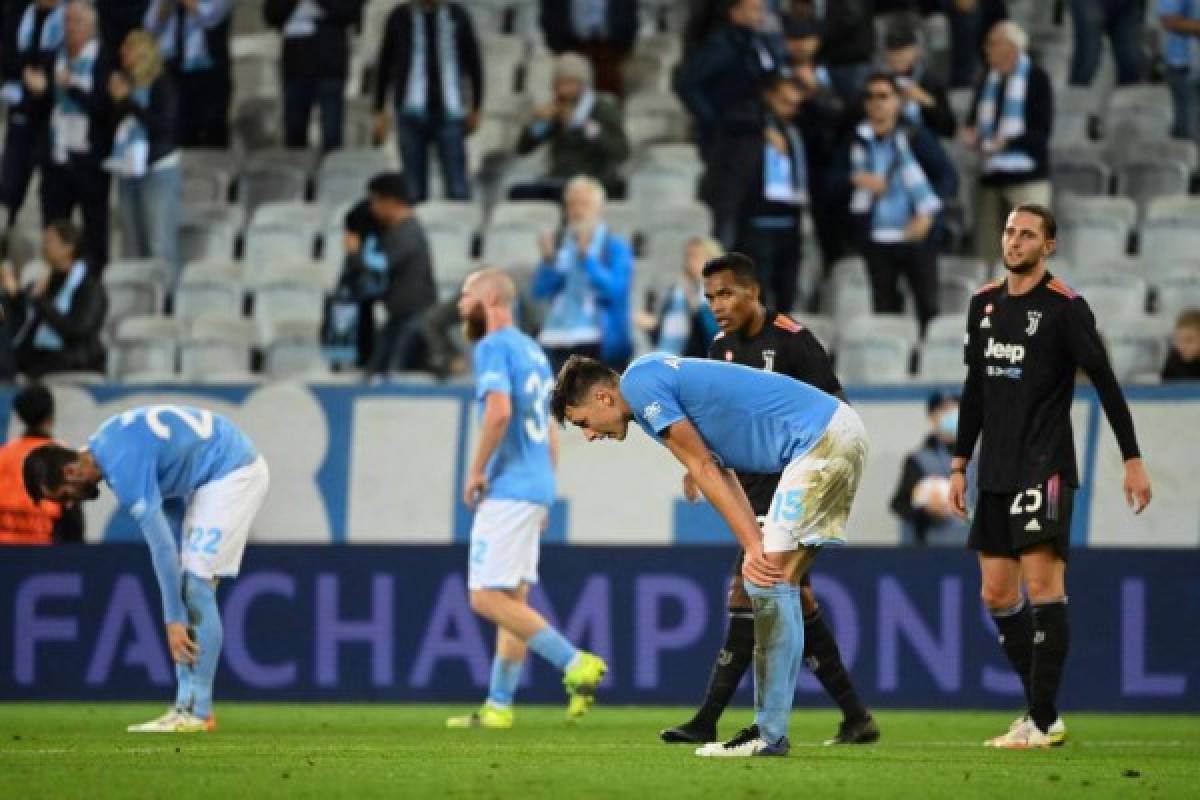 Players react after the UEFA Champions League group H football match Malmo FF vs Juventus F.C. in Malmo, Sweden on September 14, 2021. (Photo by Jonathan NACKSTRAND / AFP)