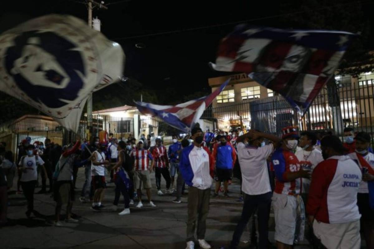 FOTOS: La UltraFiel y su banderazo a Olimpia fuera del estadio Nacional