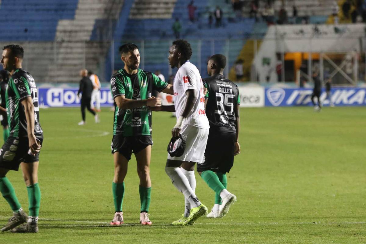 Alberth Elis vivió un día especial al volver a jugar, los saludos de Eduardo Espinel y el festejo de Jorge Benguché en la victoria del Olimpia