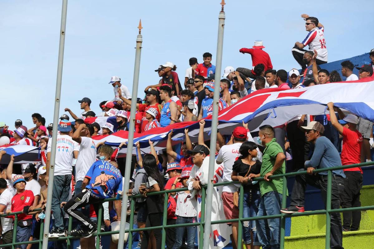 Olimpia causa locura en Olancho: Pedro Troglio se deja querer por la afición, bellas modelos de la batucada y caballos de raza