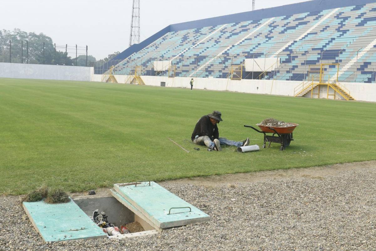 ¡Como mesa de billar! Estadio Morazán luce espectacular nueva grama y comienzan a realizar instalaciones