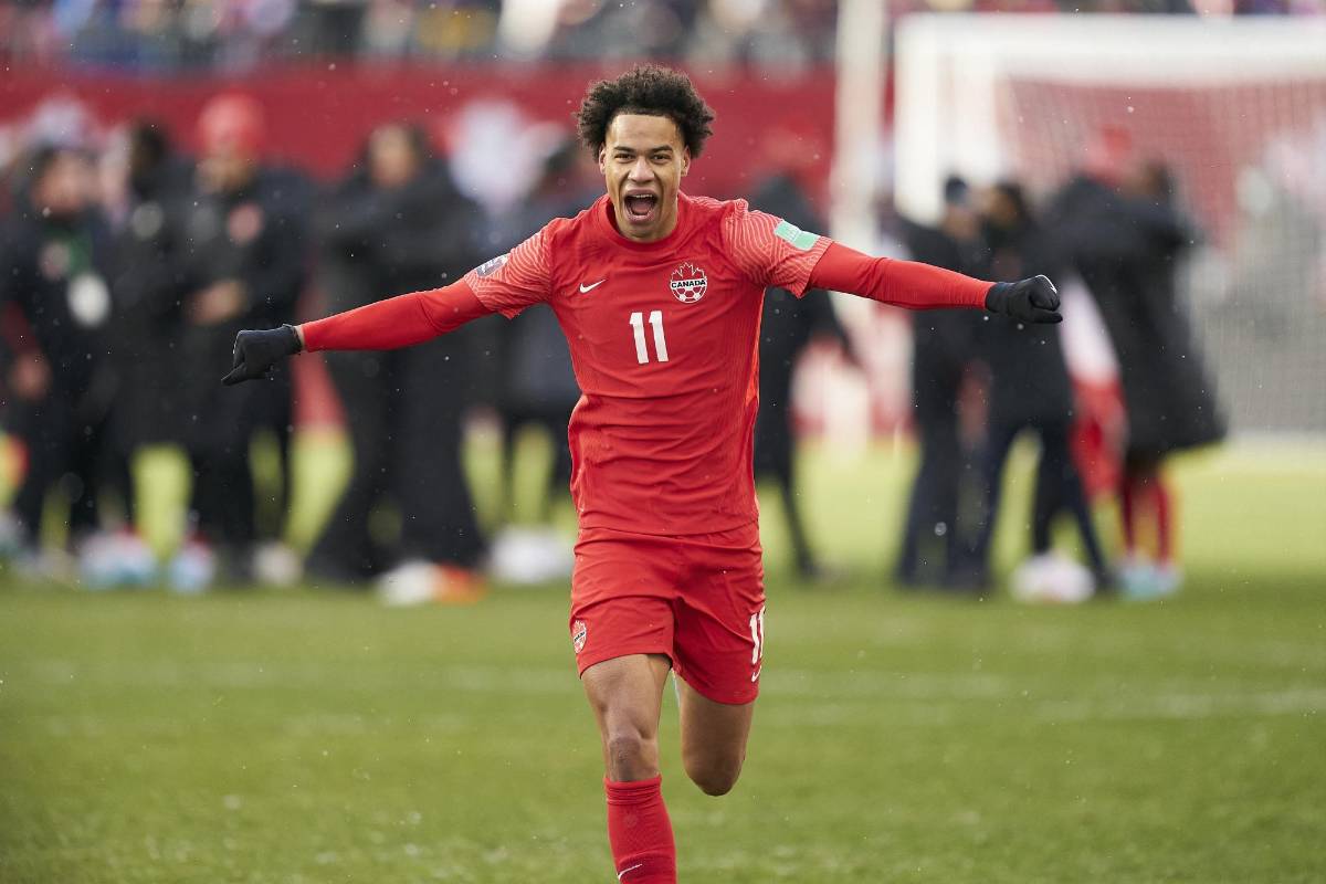 El eufórico festejo de Canadá tras clasificar a un Mundial 36 años después: Lágrimas de Alphonso Davies y locura de la afición