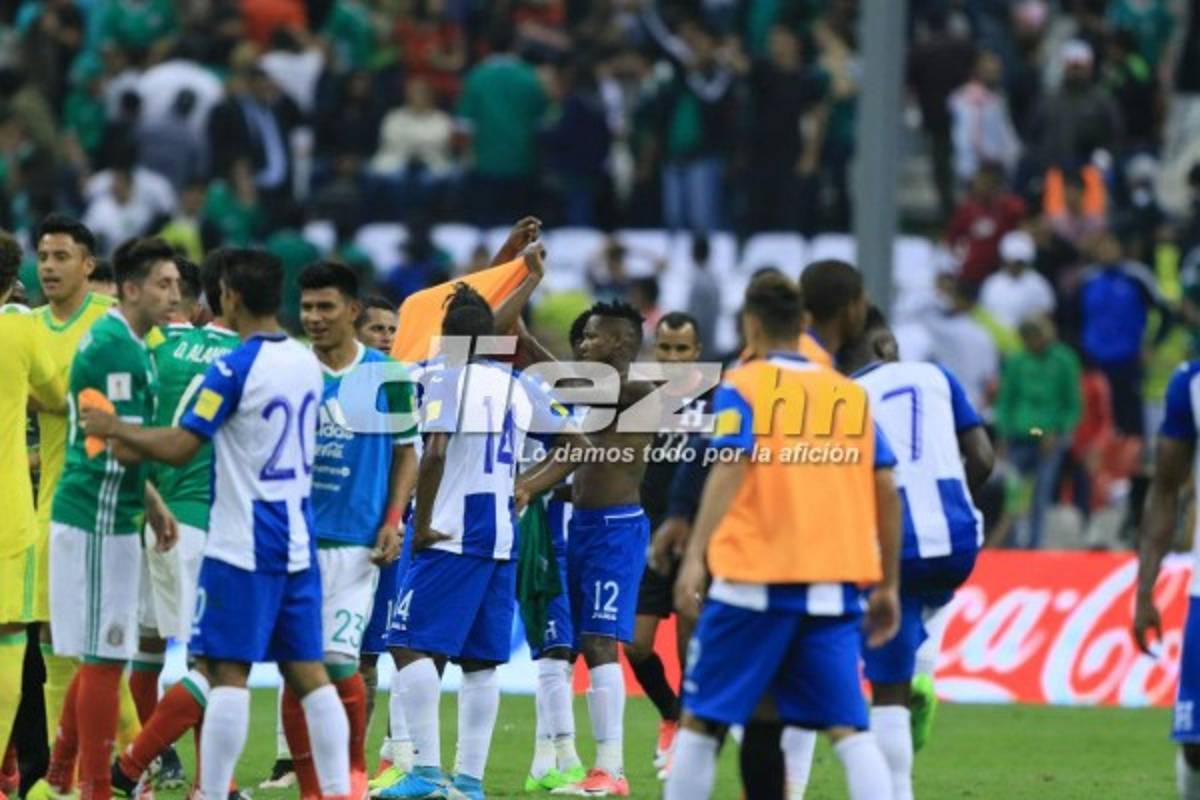 Mientras unos jugadores de Honduras sufrían, otro cambiaba camisa