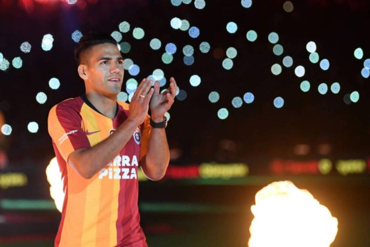 Una locura: La impresionante presentación oficial de Falcao con el Galatasaray