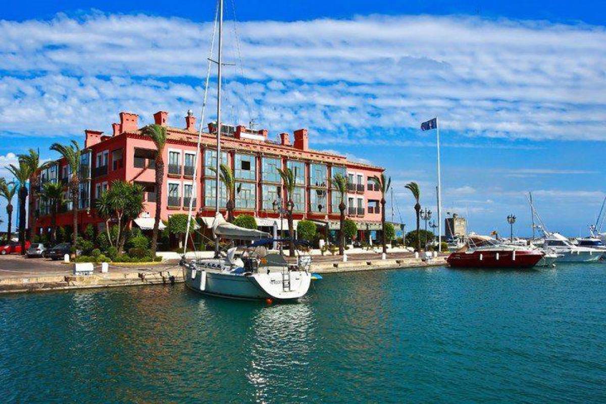 El MIM Sotogrande Club Marítimo: Así es el lujoso sexto hotel que se compró Messi en Cádiz