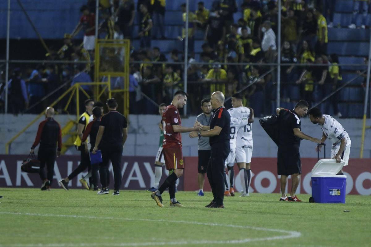 Insultos, abucheos y objetos lanzados a su persona: Fabián Coito no fue bien recibido por la afición catracha en el Francisco Morazán