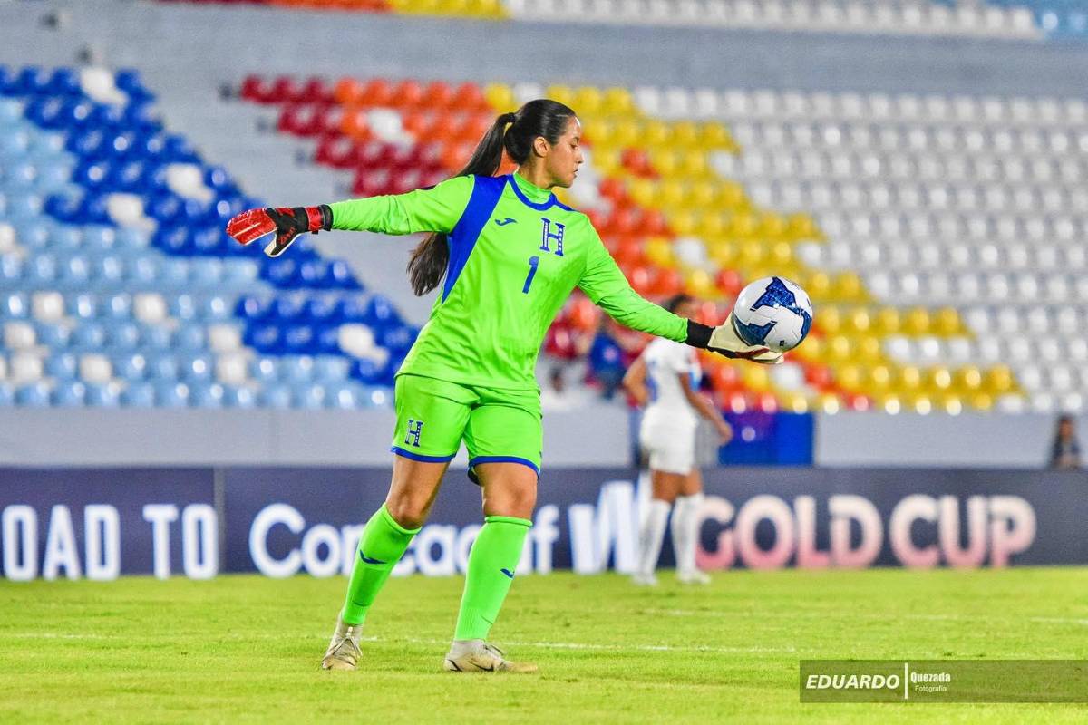 ¿Quién es? Futbolista hondureña se graduó de la UNAH y al día siguiente jugó con la Selección en otro país