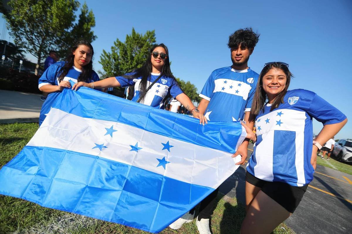 ¡Un espectáculo! La deslumbrante pasarela en el Argentina-Honduras: derroche de belleza en el Hard Rock de Miami
