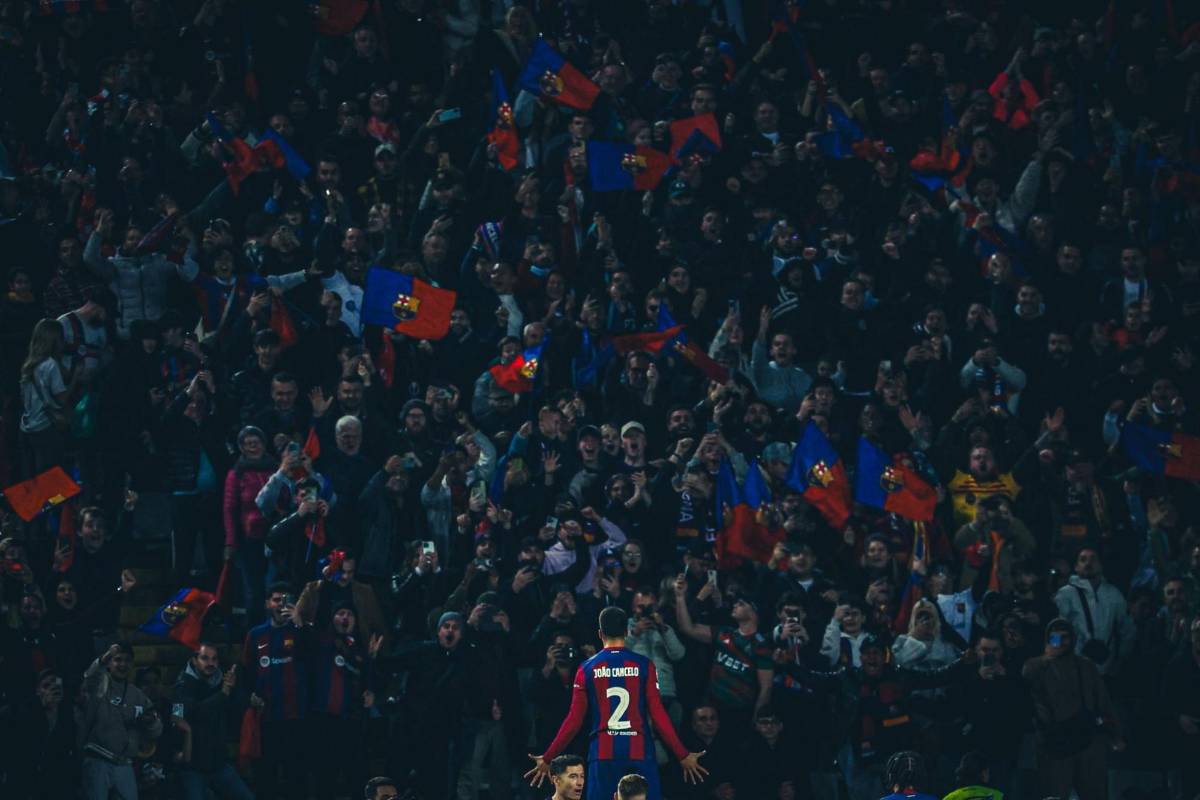 La eufórica celebración del Barcelona y Xavi por volver a cuartos de la Champions y el corte que sufrió Ronald Araújo