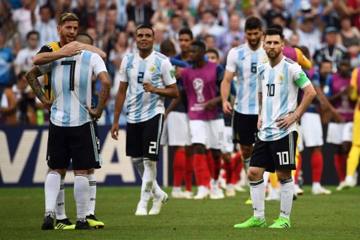FOTOS: Messi pegado a una Virgen y todo el dolor de los argentinos