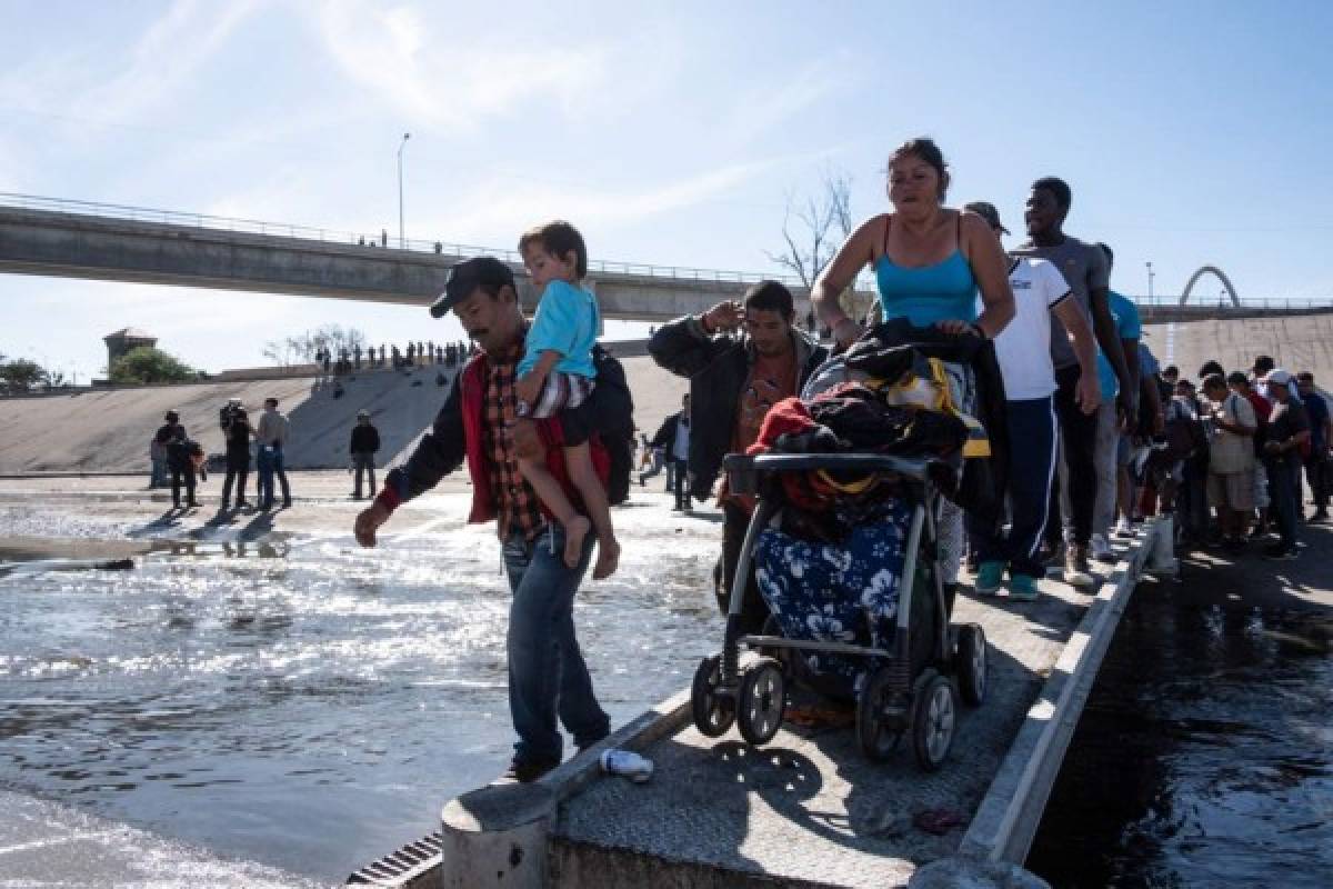 FOTOS: Migrantes de caravana rompen cerco policial e intentan cruzar frontera a Estados Unidos