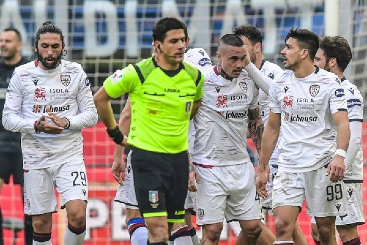 Cagliari's Belgian midfielder Radja Nainggolan (C-R) celebrates with teammates after scoring an equalizer during the Italian Serie A football match Inter Milan vs Cagliari on January 26, 2020 at the San Siro stadium in Milan. (Photo by Miguel MEDINA / AFP)