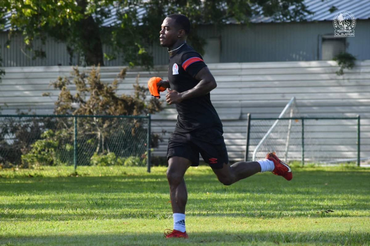 Una visita especial y se fue con regalo: Alberth Elis sorprende a los jugadores del Olimpia en Houston, Estados Unidos