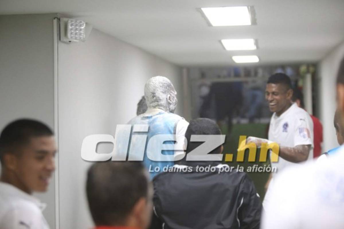 ¡Qué bromita! Jugadores del Olimpia bañan de huevo y harina a Estupiñán  