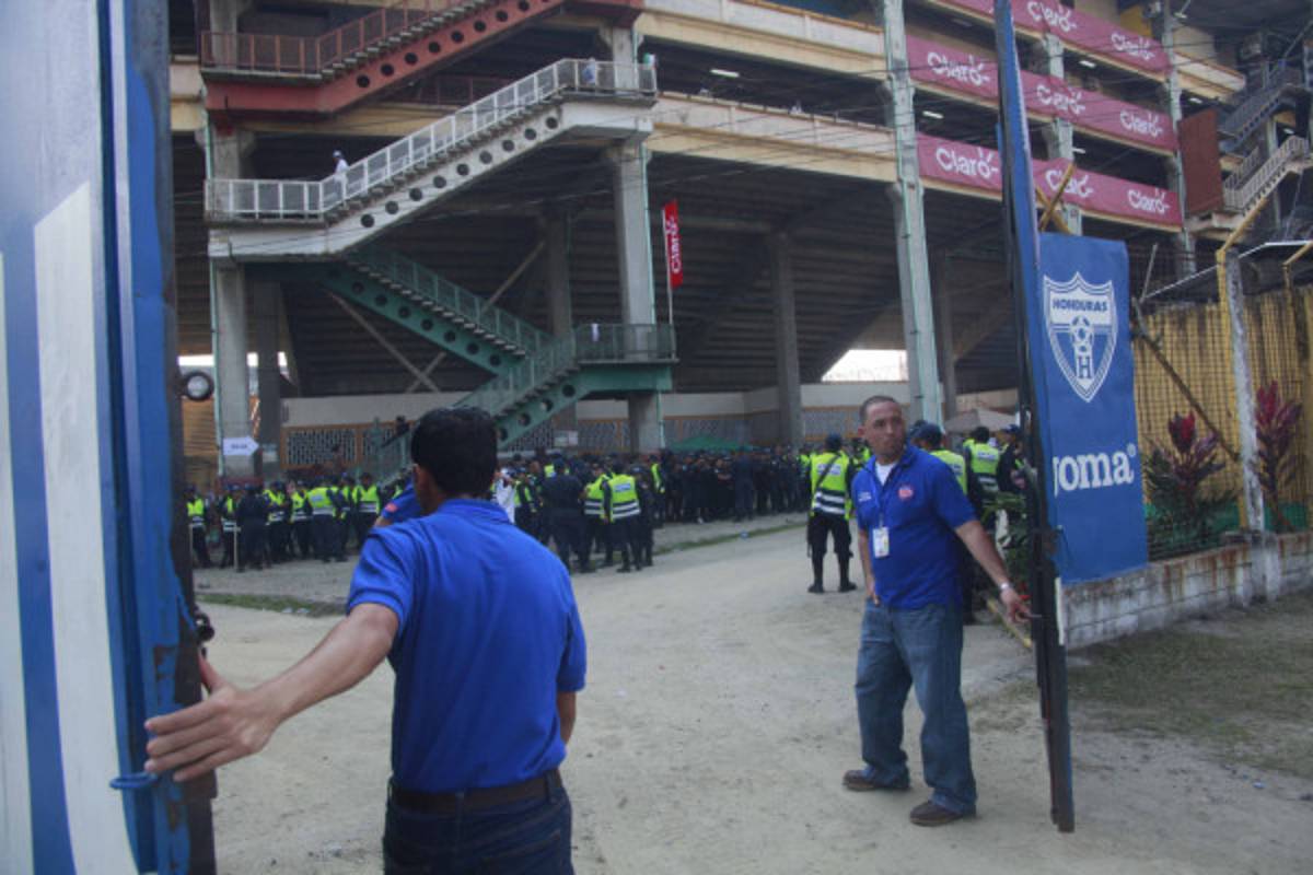 Ambiente Honduras-México en las afueras del Olímpico