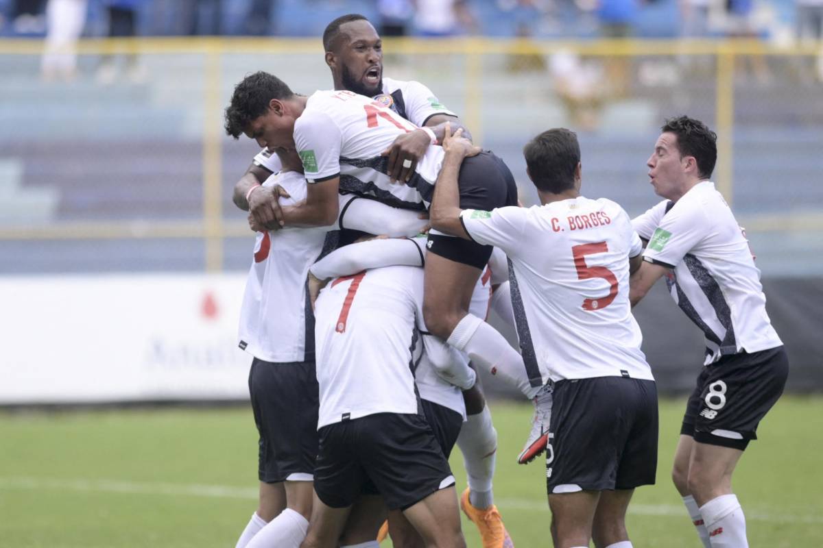 Futbolistas de Costa Rica celebran una de sus anotaciones ante El Salvador. Foto: AFP.