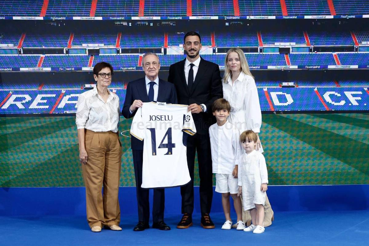 ¿Por qué eligió el dorsal “14” y no el “9”? La respuesta de Joselu en su llegada al Real Madrid y su mujer se partió en lágrimas
