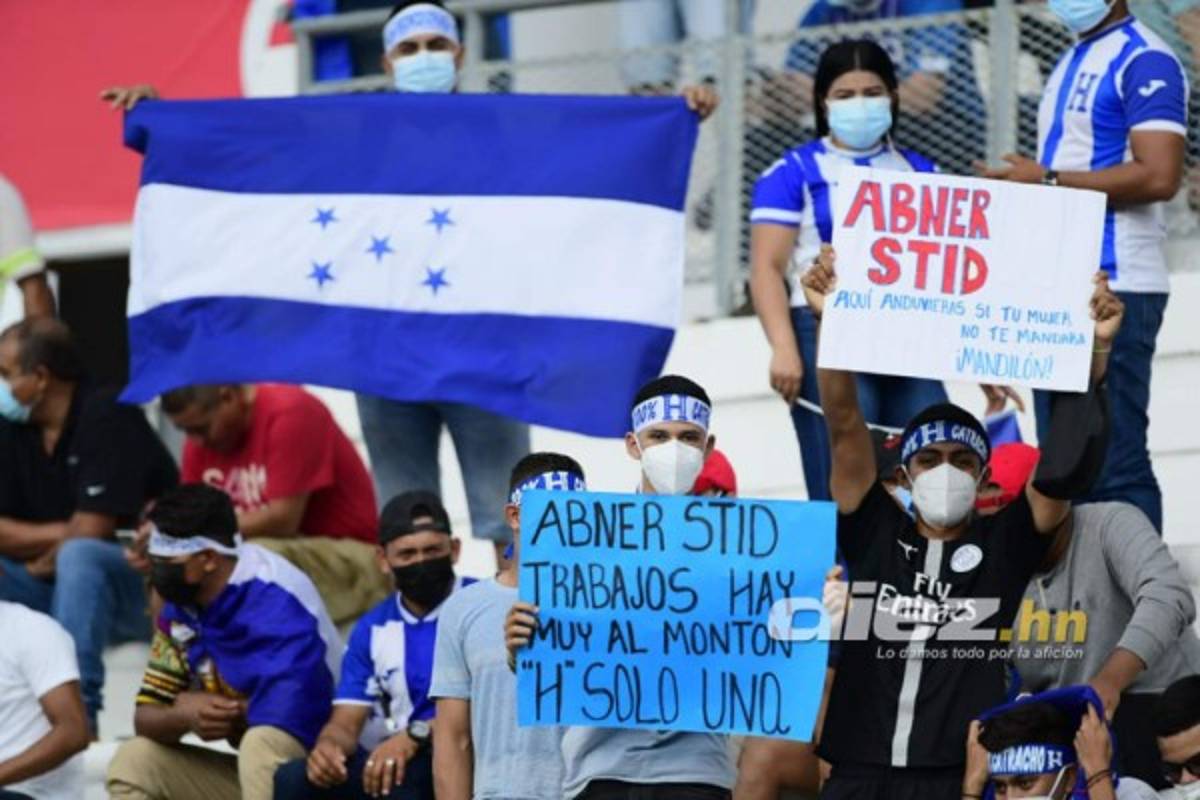 ¡Pancartas, Batman y un astronauta! El ambientazo en el Olímpico para el Honduras vs. Costa Rica