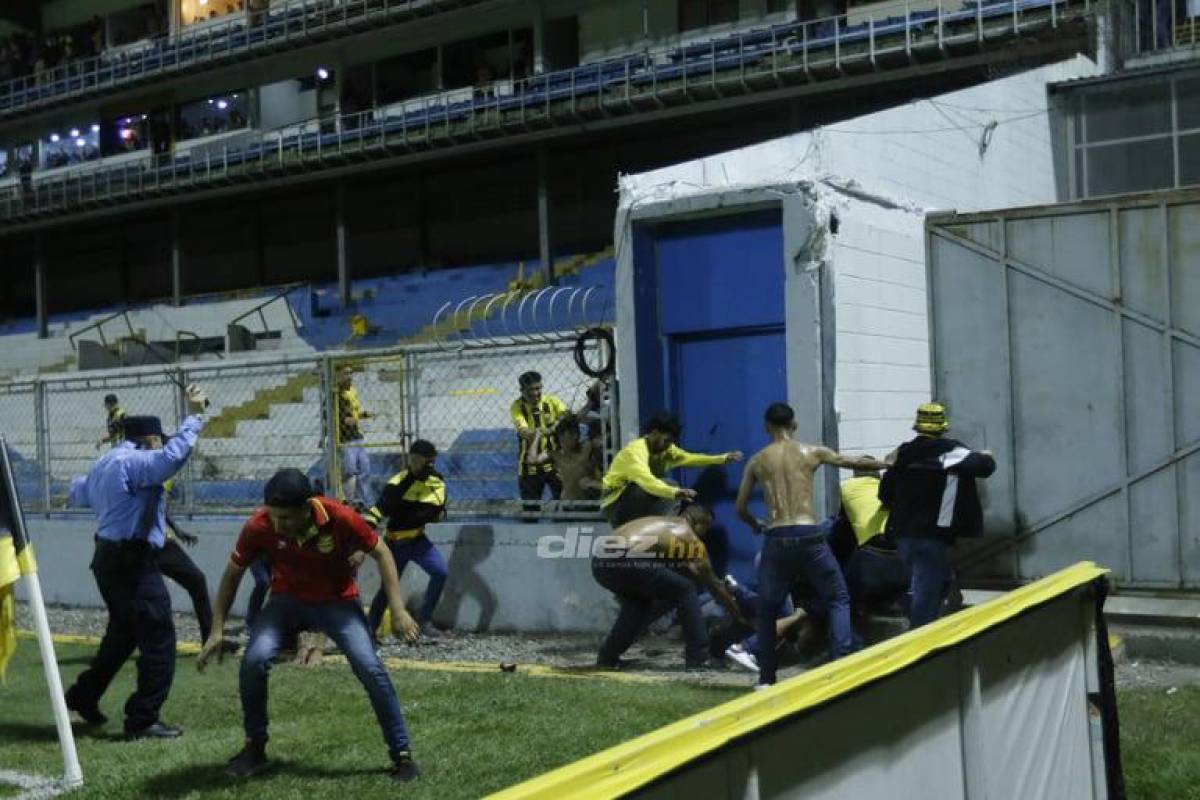 Salvajes: Dramáticas imágenes de aficionados de Real España atacando brutalmente a una mujer en el estadio Morazán