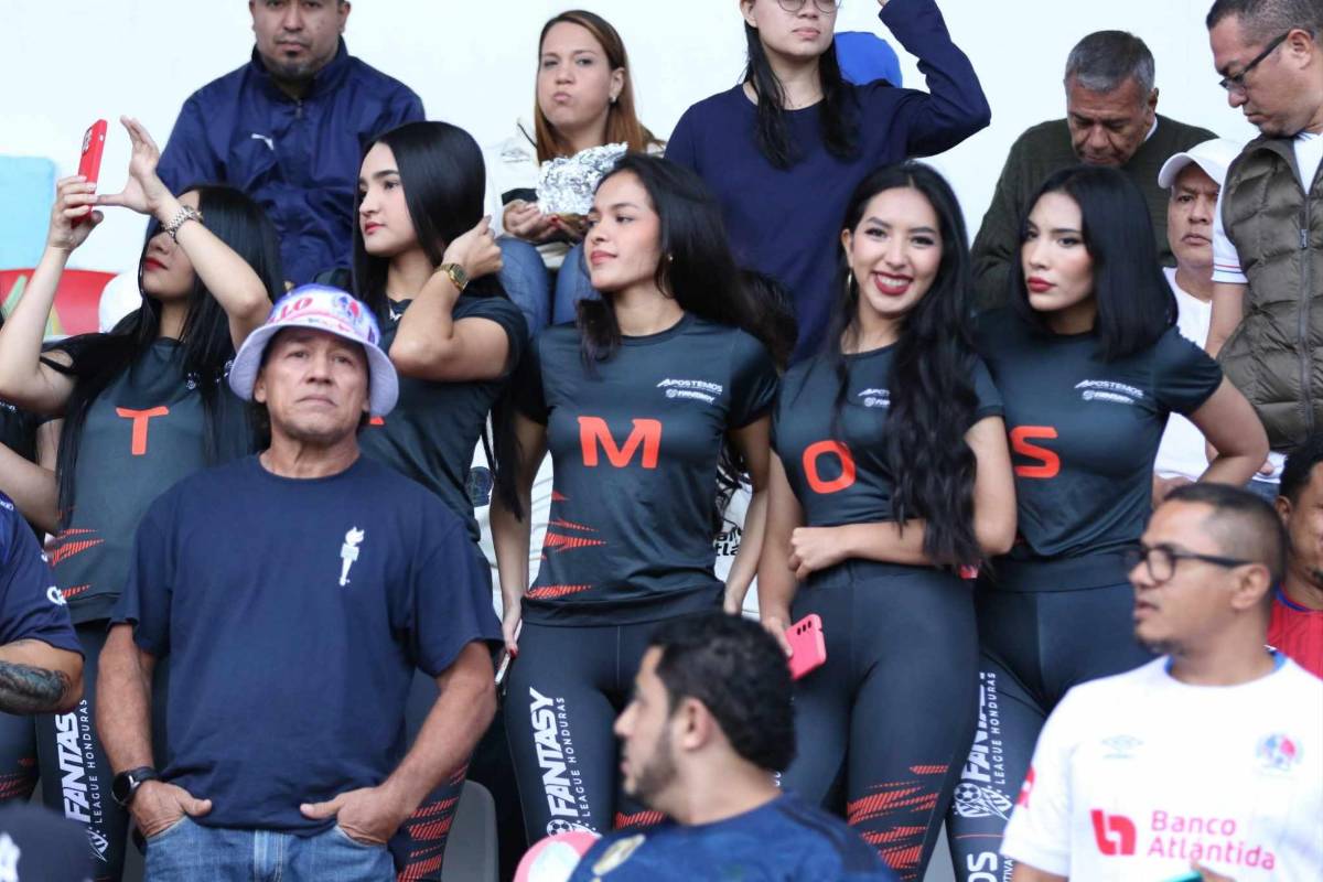 Derroche de belleza en la final: aficionadas, edecanes y presentadores disfrutan del Olimpia vs Motagua