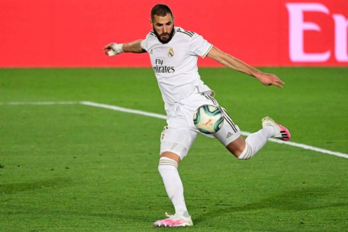 Real Madrid's French forward Karim Benzema eyes on the ball prior to shooting and scoring his second goal during the Spanish league football match between Real Madrid CF and Valencia CF at the Alfredo di Stefano stadium in Valdebebas, on the outskirts of Madrid, on June 18, 2020. (Photo by JAVIER SORIANO / AFP)