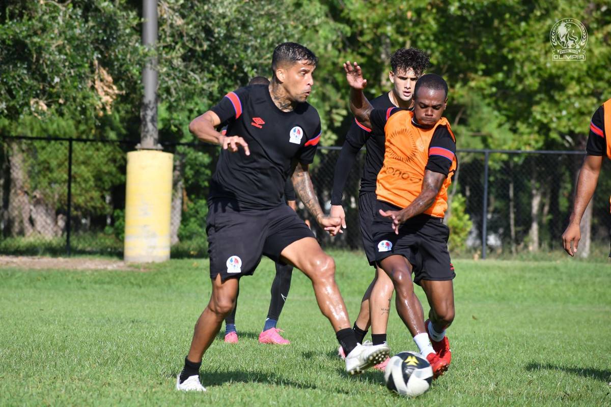 Una visita especial y se fue con regalo: Alberth Elis sorprende a los jugadores del Olimpia en Houston, Estados Unidos